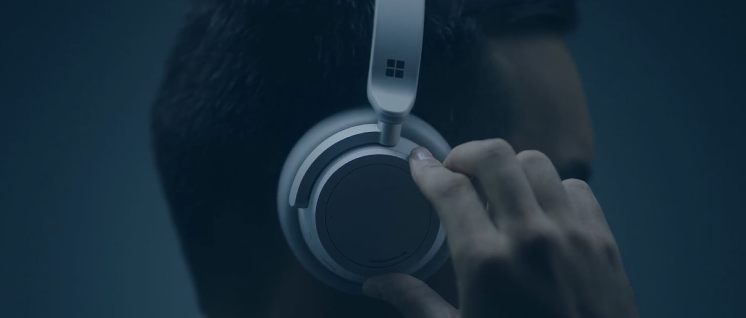 Сними наушник. Microsoft surface Headphones 2. Реклама наушников. Парень в наушниках. Наушники reklama.