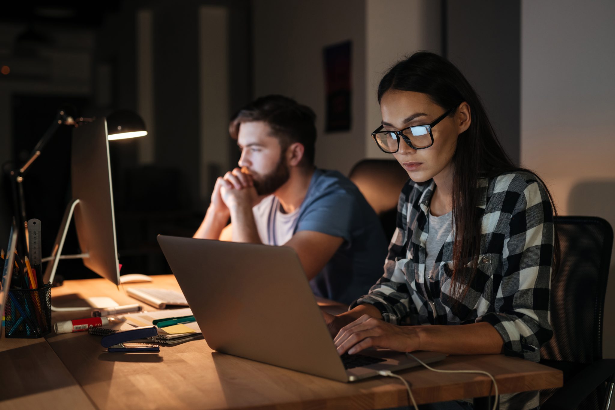 Working persons. Человек за компьютером. Девушка программист. Человек за ноутом. Человек с ноутбуком.